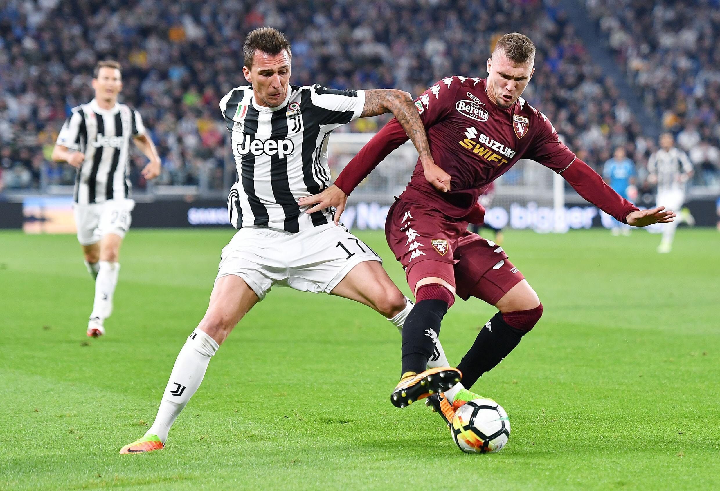 感谢恩师，出自崇明基地的海港球员将奖牌挂在徐根宝脖子上（致敬恩师，海港崇明出身球员将奖牌挂在徐根宝颈间）