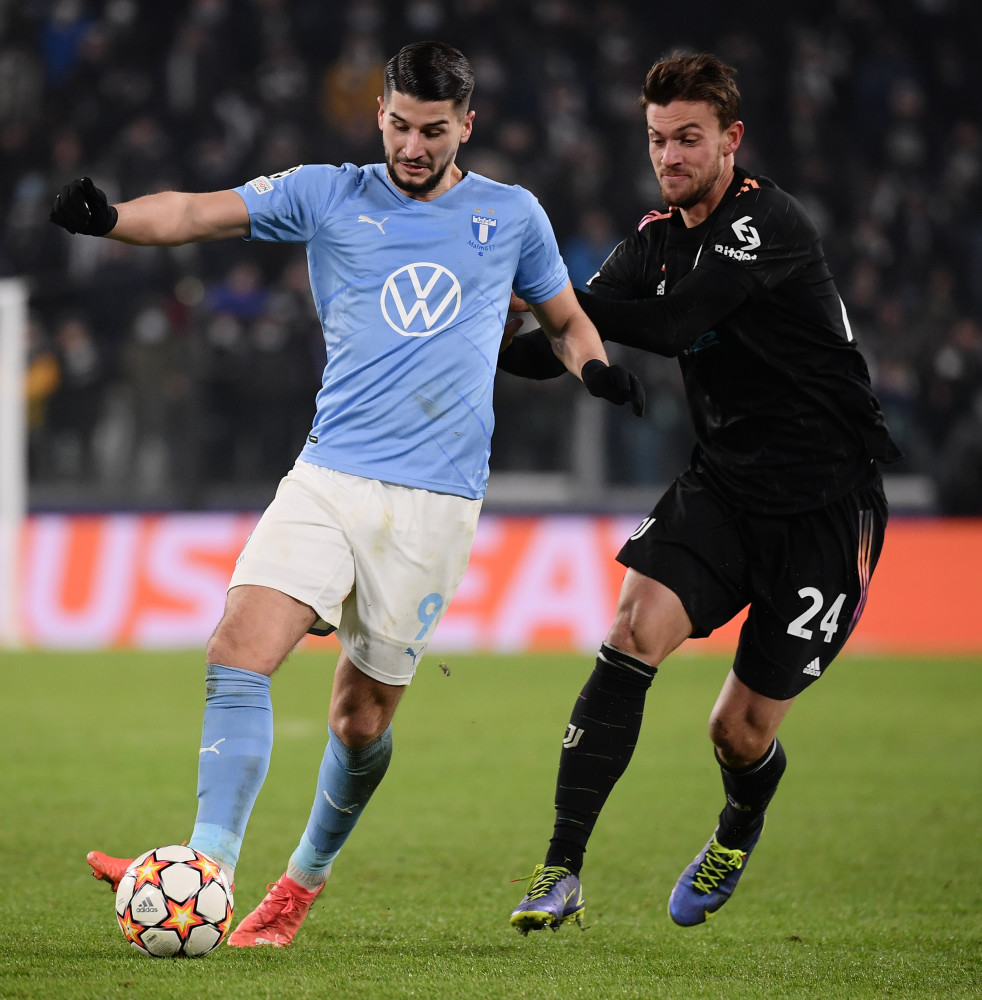 中超赛场争议判罚：VAR判罚引发热议,（中超判罚风波：VAR成争议焦点）