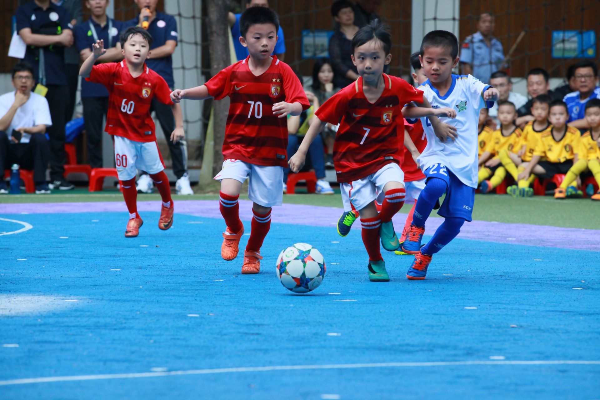 英媒：利兹联有意在冬窗引进米兰前锋希门尼斯（英媒称利兹联有意在冬季转会窗签下米兰前锋希门尼斯）