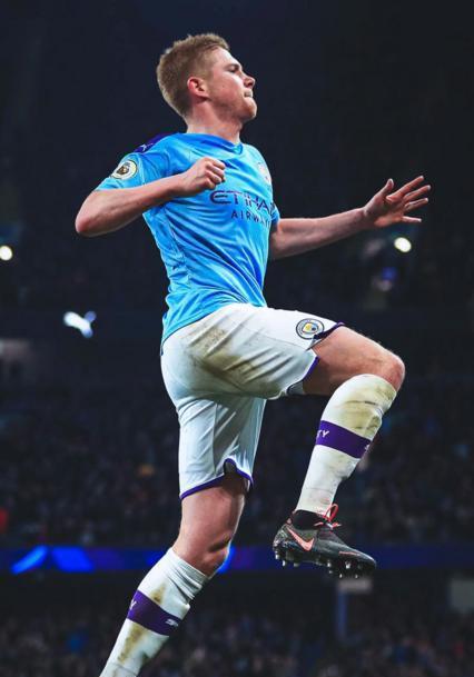 诺坎普新王？17岁的亚马尔和梅西谁更强？（诺坎普新王之争：17岁亚马尔能否比肩梅西？）