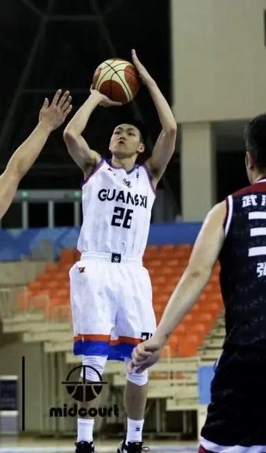 上场还早！广东新援走路一瘸一拐 首秀时间未知（登场尚早！广东新援仍在恢复，首秀时间待定）