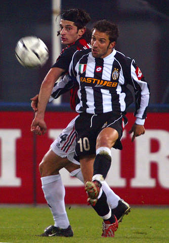 邮报：曼联等队关注赫塔小将艾希霍恩，他被拿来与克罗斯比较（邮报：曼联等队考察赫塔小将艾希霍恩，外界将其比作克罗斯）