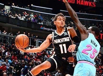 环足奖2025年最佳中场投票：贝林厄姆居首，佩德里位居次席（2025环足奖最佳中场票选：贝林厄姆领跑，佩德里第二）