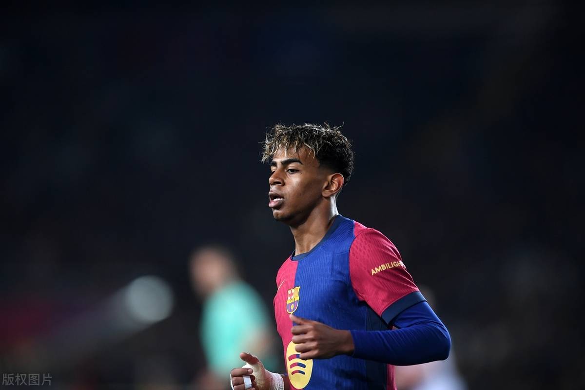 库里今日赛前入场穿加内特战靴，热身换上爱德华兹战靴（库里今日入场穿加内特签名鞋，热身改换爱德华兹战靴）