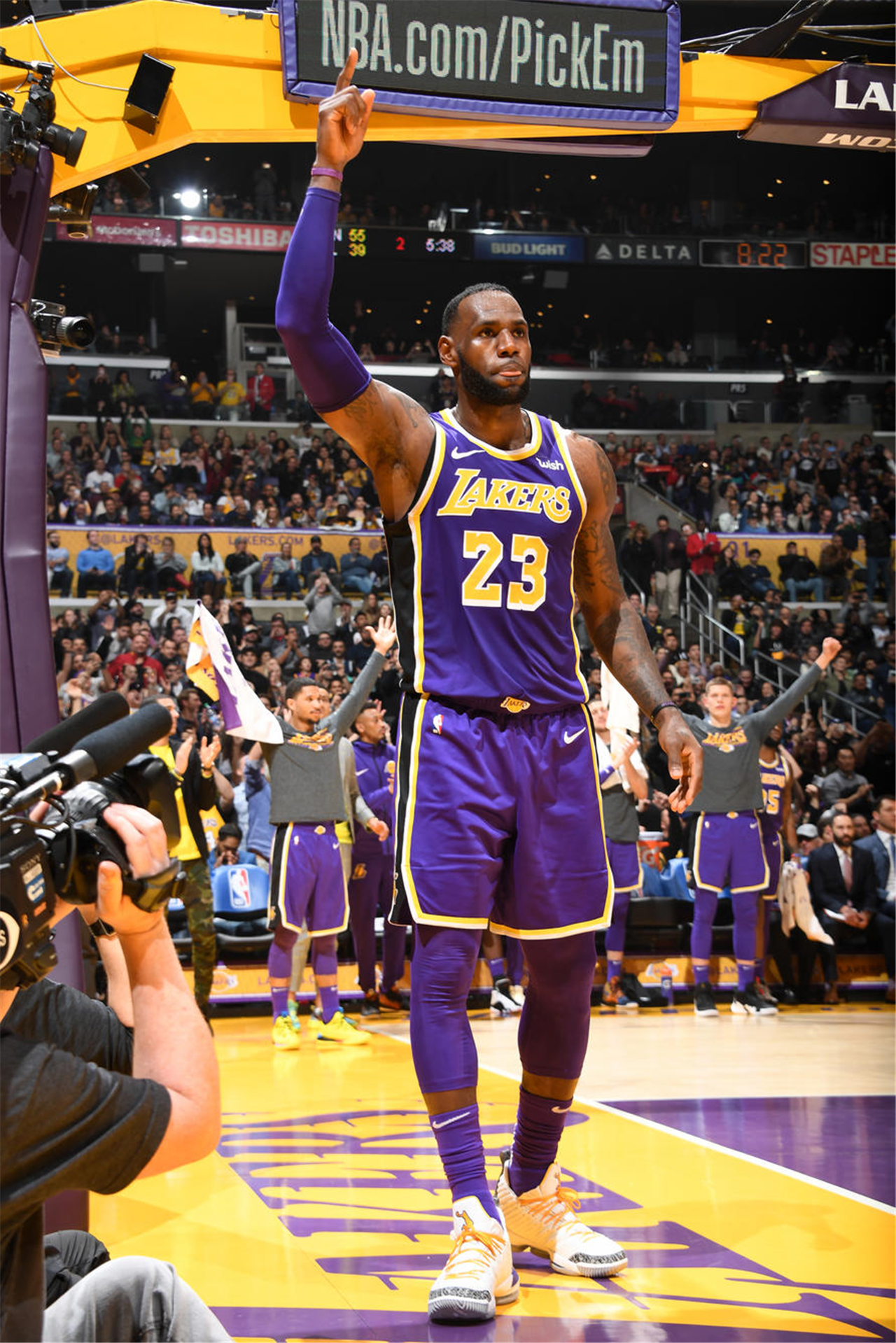 意媒：库普梅纳斯转型中卫表现亮眼，尤文中场补强成当务之急（意媒：库普梅纳斯客串中卫抢眼，尤文中场引援迫在眉睫）