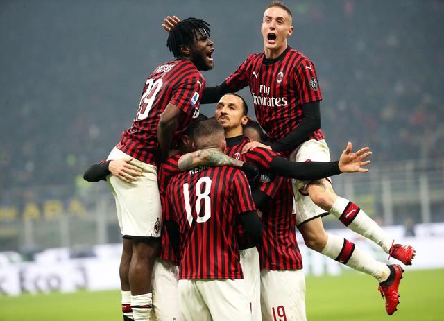 大师的舞步，佩德里左脚凌空卸球后右脚送出精妙直塞（佩德里舞步生风：左脚凌空卸球，右脚直塞穿透防线）