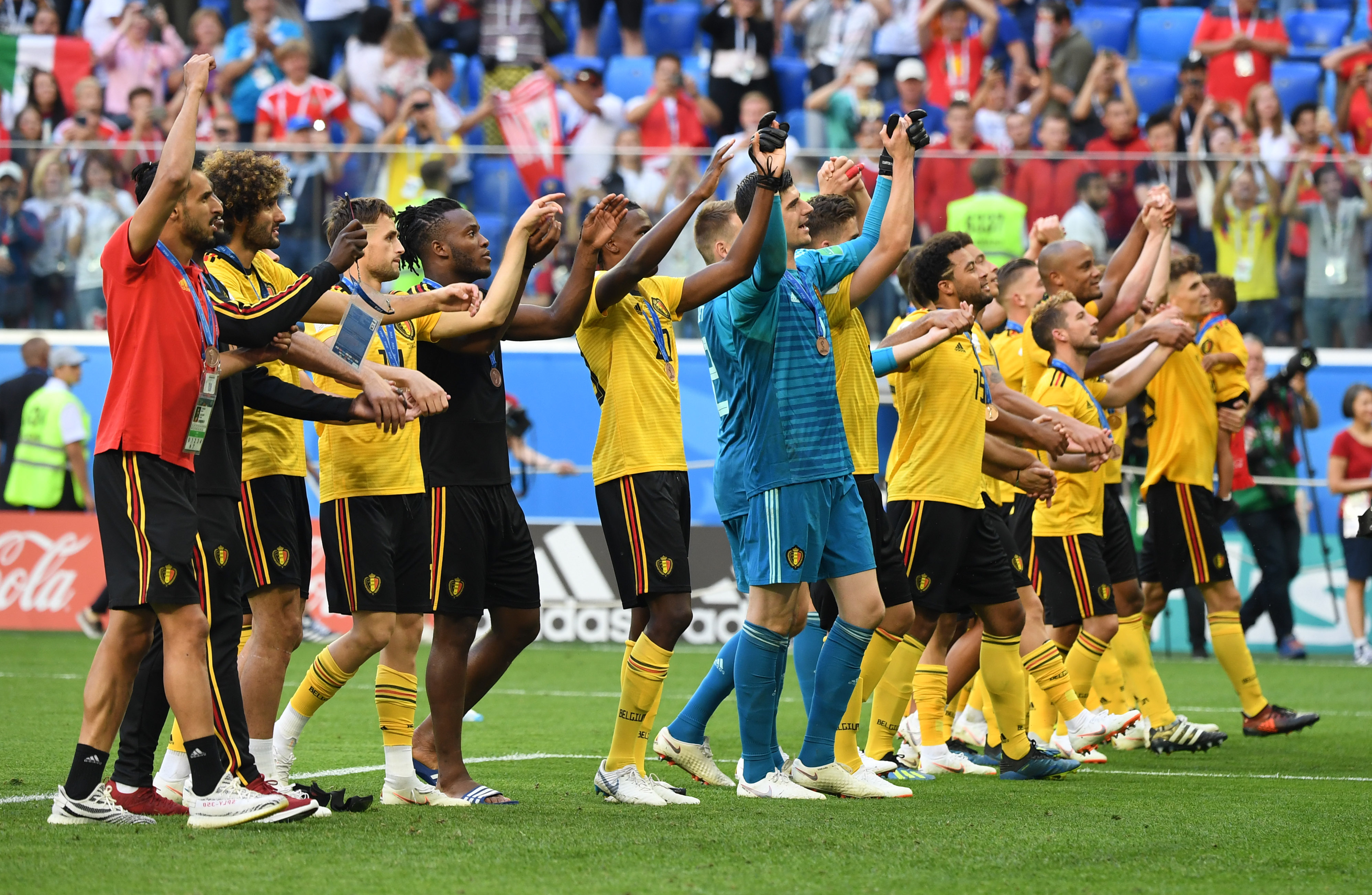 邮报：埃德森在土超遭水杯“轰炸”，欲将水杯踢回看台表不满（邮报：土超赛场遭水杯袭扰，埃德森欲踢回看台以示不满）